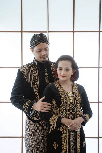 Portret van vrolijke mannen en vrouwen in Javaanse traditionele kleding. — Stockfoto