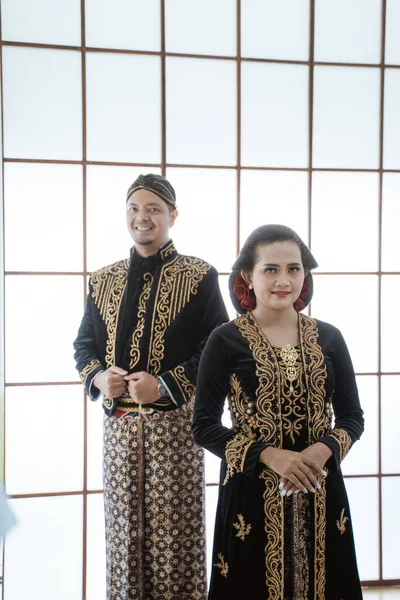 Retrato hombres y mujeres felices usando ropa tradicional javanesa. — Foto de Stock