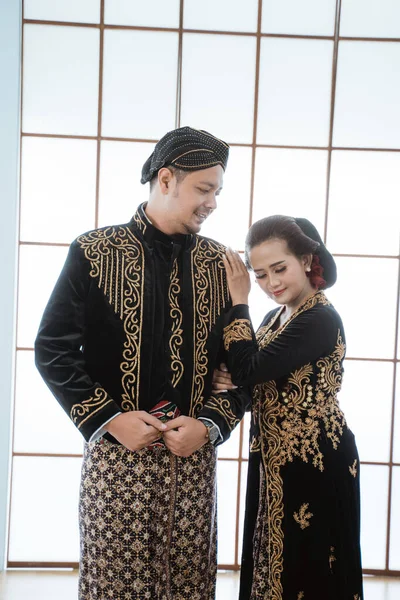 Portrait happy men and women wearing javanese traditional clothes. — Stock Photo, Image