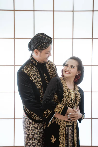 Portret szczęśliwych mężczyzn i kobiet noszących tradycyjne ubrania javanese. — Zdjęcie stockowe