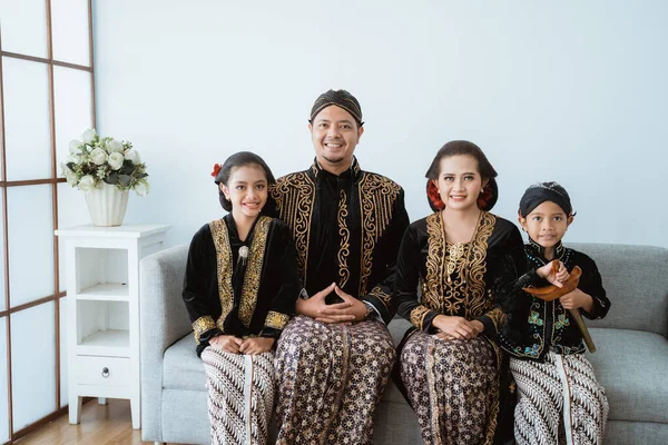 Potret keluarga bahagia mengenakan pakaian tradisional Jawa. — Stok Foto