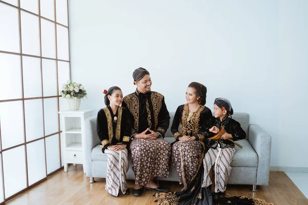 Retrato de uma família feliz vestindo roupas tradicionais javanesas. — Fotografia de Stock