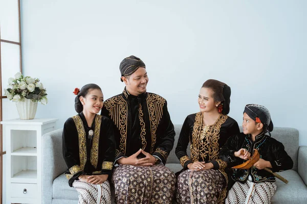 Ritratto di una famiglia felice che indossa abiti tradizionali giavanese. — Foto Stock