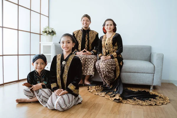 Portrait d'une famille heureuse portant des vêtements traditionnels javanais. — Photo
