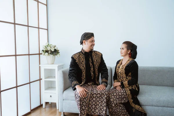 Portrét šťastní muži a ženy na sobě javanese tradiční oblečení. — Stock fotografie