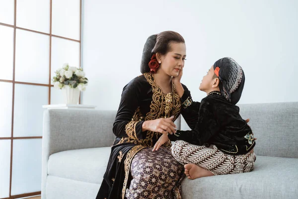 Retrato de una madre feliz con su hijo . — Foto de Stock