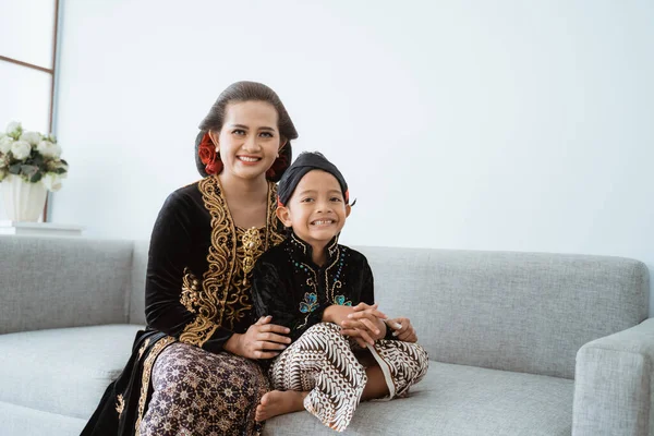 Retrato de uma mãe feliz com seu filho . — Fotografia de Stock