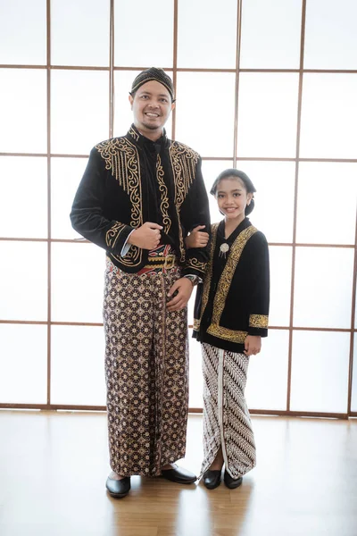 Um retrato de pai e filha em roupas tradicionais javanesas — Fotografia de Stock