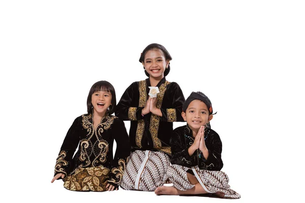 Feliz retrato de tres adorables hermanos y hermanas. — Foto de Stock