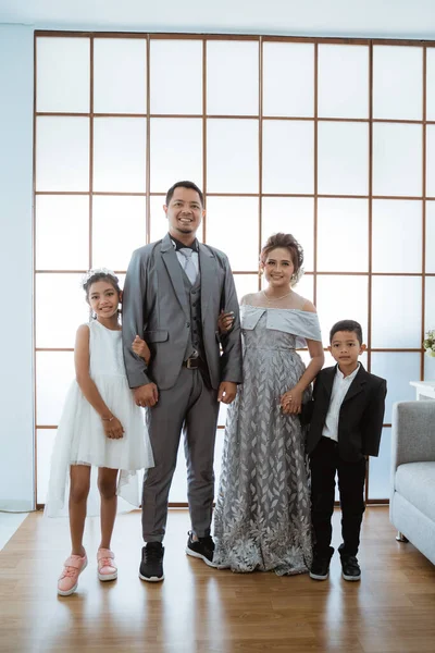 一个穿着现代衣服的快乐家庭的画像。家庭摄影概念 — 图库照片