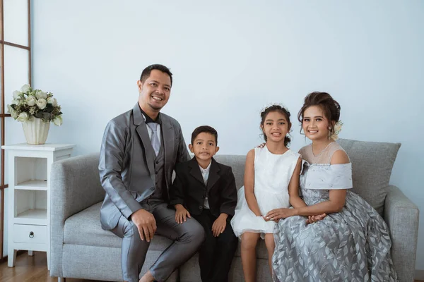 Modern elbiseli mutlu bir ailenin portresi. Aile fotoğrafı konsepti — Stok fotoğraf