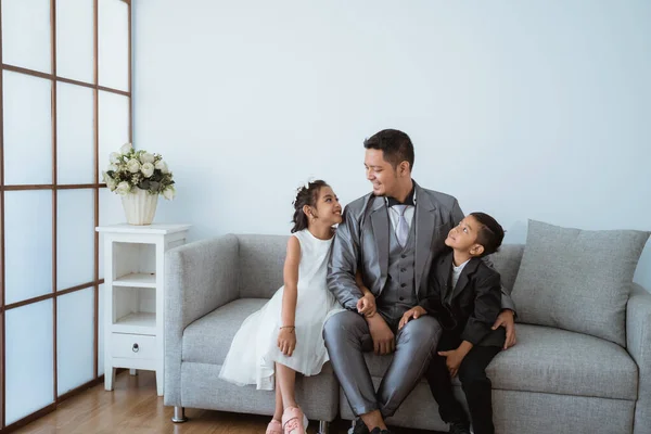 Porträt einer glücklichen Familie mit moderner Kleidung. Familienfoto-Konzept — Stockfoto
