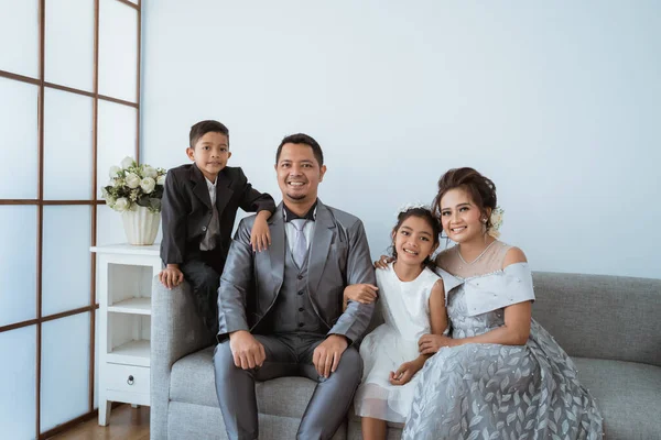 Портрет щасливої сім'ї з сучасним одягом. Концепція сімейного фото — стокове фото