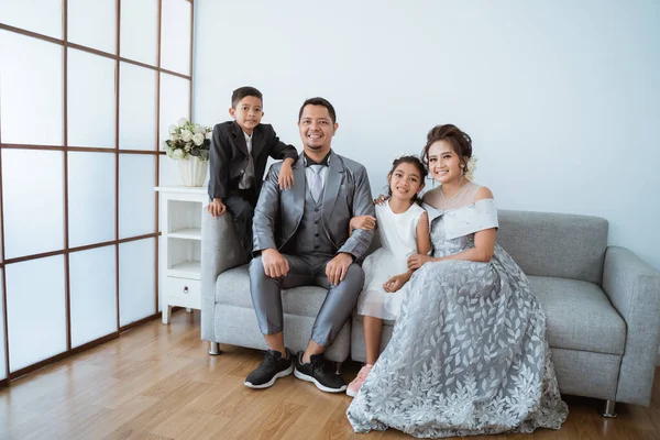 Portret szczęśliwej rodziny w nowoczesnych ubraniach. Koncepcja rodzinnego zdjęcia — Zdjęcie stockowe