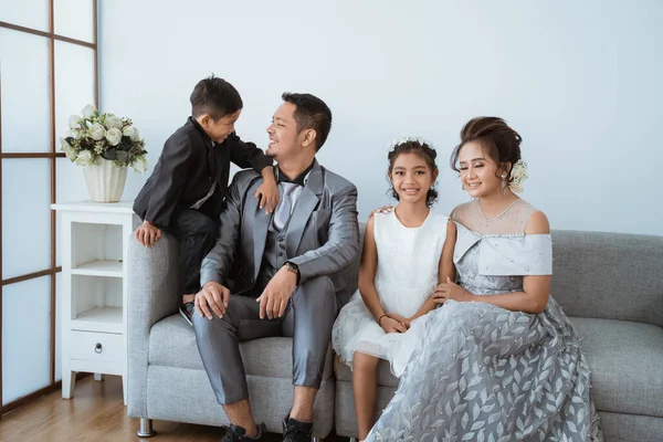 Πορτρέτο μιας ευτυχισμένης οικογένειας με μοντέρνα ρούχα. Οικογενειακή φωτογραφία — Φωτογραφία Αρχείου
