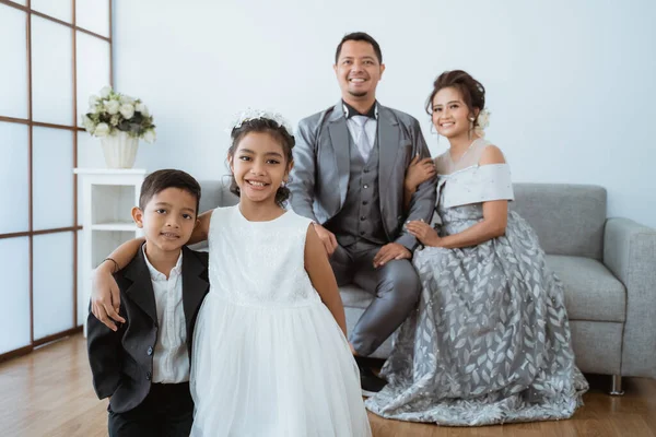 Retrato de uma família feliz com roupas modernas. Conceito de foto familiar — Fotografia de Stock