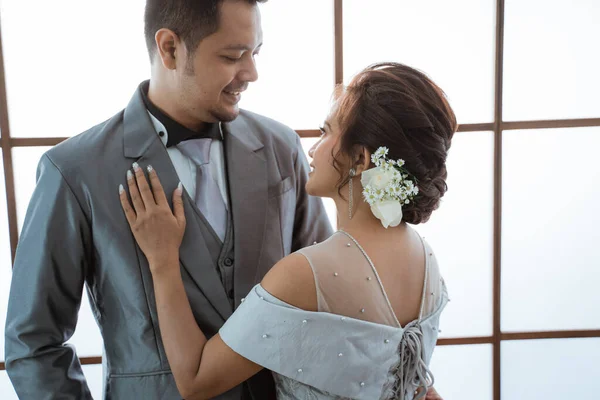 Närbild män och kvinnor bär bröllopsklänningar och kostymer — Stockfoto