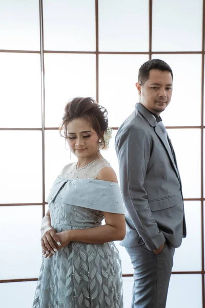 Портрет мужчины и женщины в свадебных платьях и костюмах. Концепция пары фотографий — стоковое фото