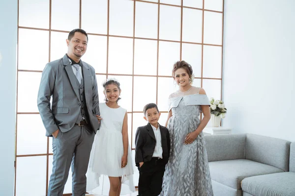 Portrait d'une famille heureuse avec des vêtements modernes. Concept de photo de famille — Photo