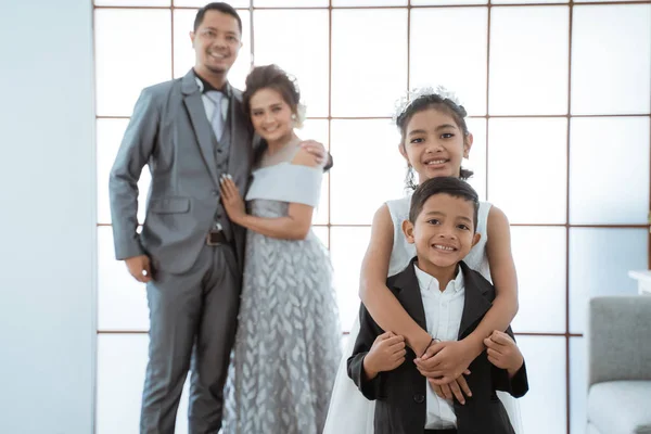 Retrato de uma família feliz com roupas modernas. Conceito de foto familiar — Fotografia de Stock