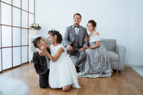 Retrato de una familia feliz con ropa moderna. Concepto de foto familiar — Foto de Stock