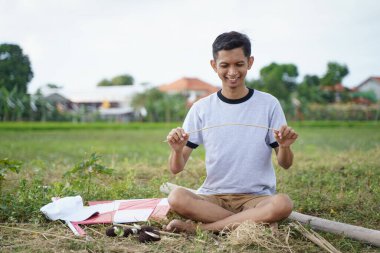 Genç bir adam bambu çubuğu hazırlıyor.
