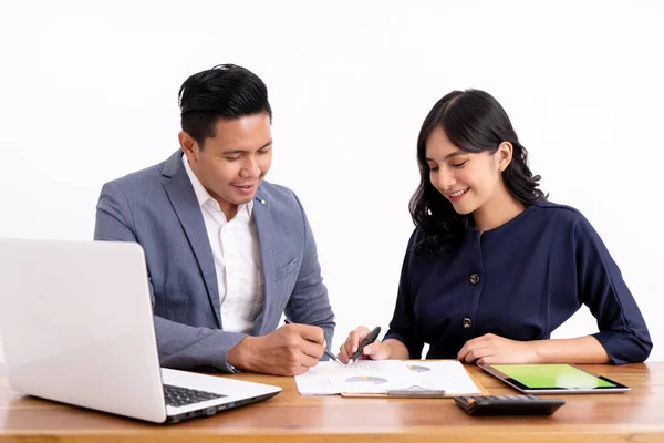 Porträt einer Geschäftspartnerin, die ihre Geschäftsgewinne berechnet und am Laptop arbeitet, — Stockfoto