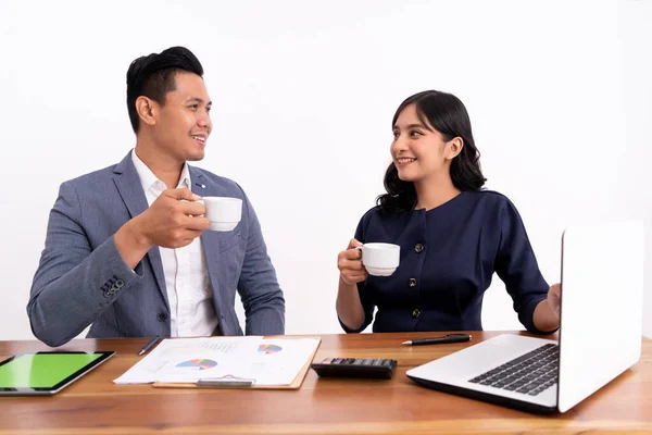 Portret van een zakenpartner die zijn bedrijfswinst berekent en werkt op een laptop. — Stockfoto