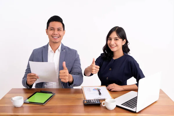 Porträt eines Geschäftspartners, der seine Geschäftsgewinne berechnet und am Laptop arbeitet. — Stockfoto