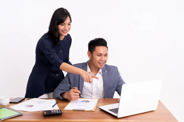 Retrato do parceiro de negócios calculando seus lucros comerciais e trabalhando em um laptop, — Fotografia de Stock