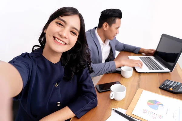 Portret van een zakenpartner die zijn bedrijfswinst berekent en werkt op een laptop. — Stockfoto