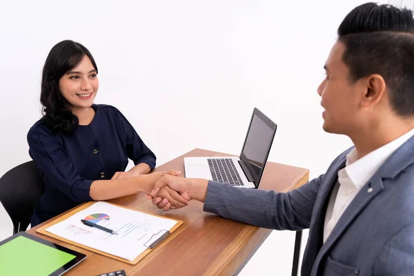 Ένας επιχειρηματίας συναλλάσσεται τη σύμβαση πίστωσης του με μια γυναίκα εξυπηρέτησης πελατών. — Φωτογραφία Αρχείου