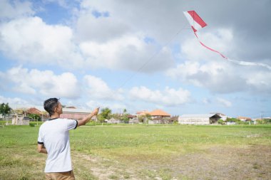 Uçurtma oynayan genç bir adamın portresi