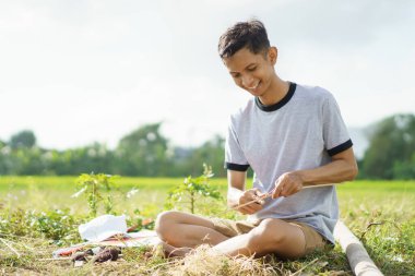 Genç bir adam bambu tıraş ediyordu.