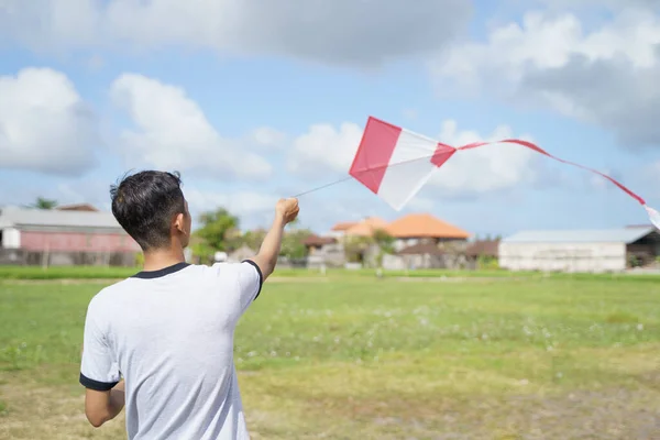 Portrait of a young man playing a kite — Stock Photo, Image