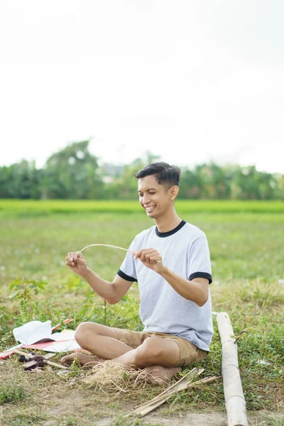 Genç bir adam bambu çubuğu hazırlıyor. — Stok fotoğraf