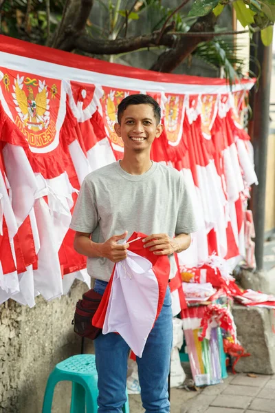 깃발을 파는 젊은 남자의 사진 — 스톡 사진