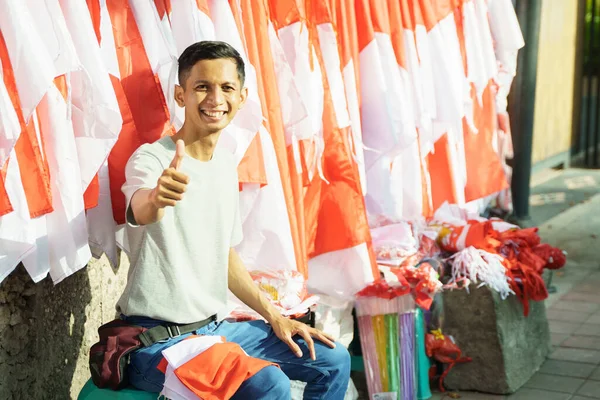 Potret seorang pemuda menjual bendera — Stok Foto