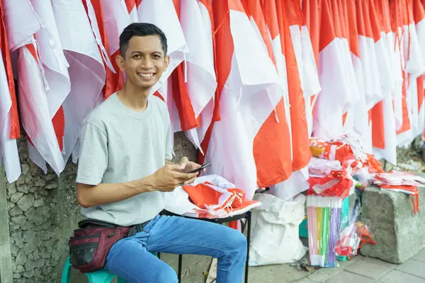 Potret seorang pemuda menjual bendera menerima perintah — Stok Foto