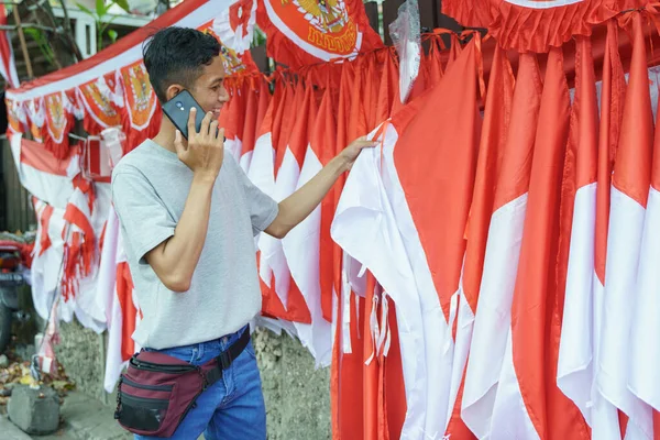 주문을 받고 깃발을 팔고 있는 젊은 남자의 사진 — 스톡 사진