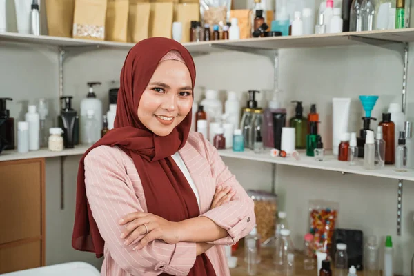 Портрет молодых мусульманских женщин, продающих упакованную продукцию — стоковое фото