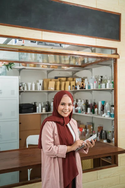 Portret van jonge moslimvrouwen die verpakte producten verkopen — Stockfoto