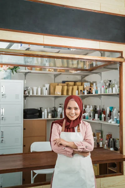 Porträt junger muslimischer Frauen, die verpackte Produkte verkaufen — Stockfoto