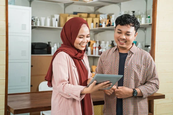 Porträt junger Mann und muslimische Frau im Gespräch — Stockfoto