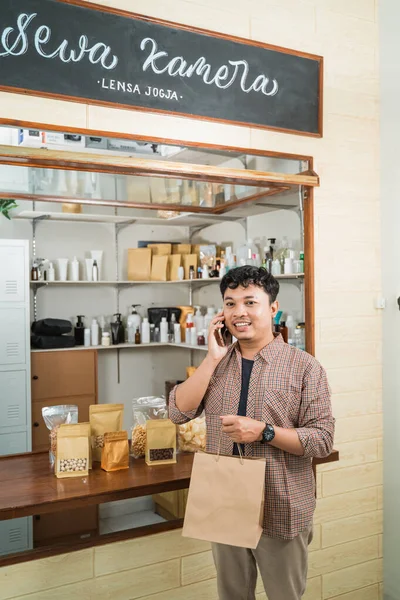 Retrato jovem tomando encomendas produto — Fotografia de Stock