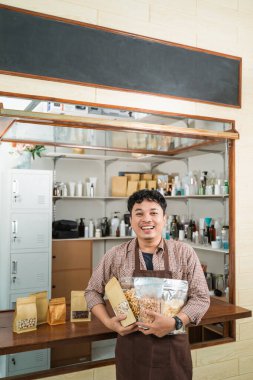 Paketli ürünler satan genç adam portresi