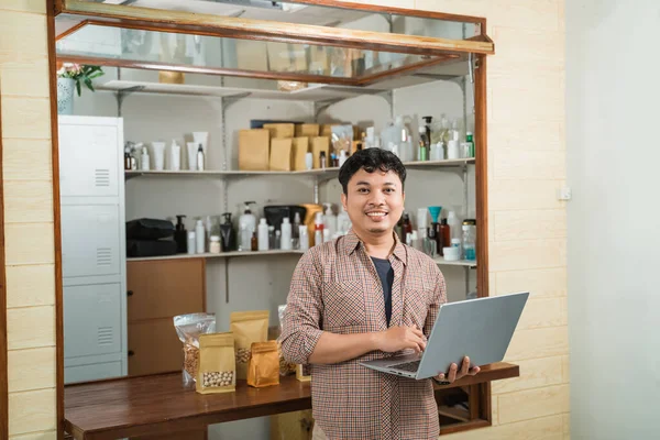 Portret jongeman verkoop van verpakte producten — Stockfoto