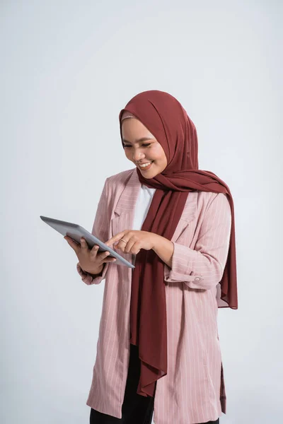 Счастливый деловой портрет мусульманки — стоковое фото
