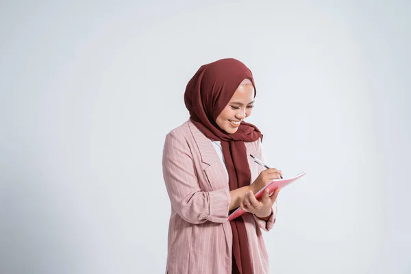 Foto wanita muslim yang bahagia — Stok Foto