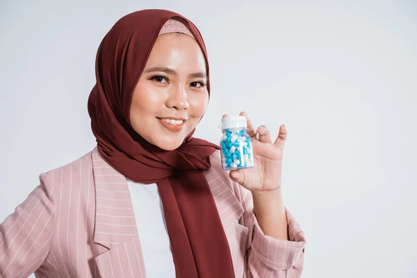 Счастливый деловой портрет мусульманки — стоковое фото